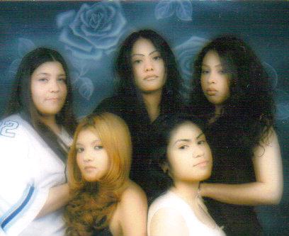 14 Epic Chola Mall Glamour Shots 90s Kids Will Remember Hairstyle with messy braids and colored hair pins. remezcla