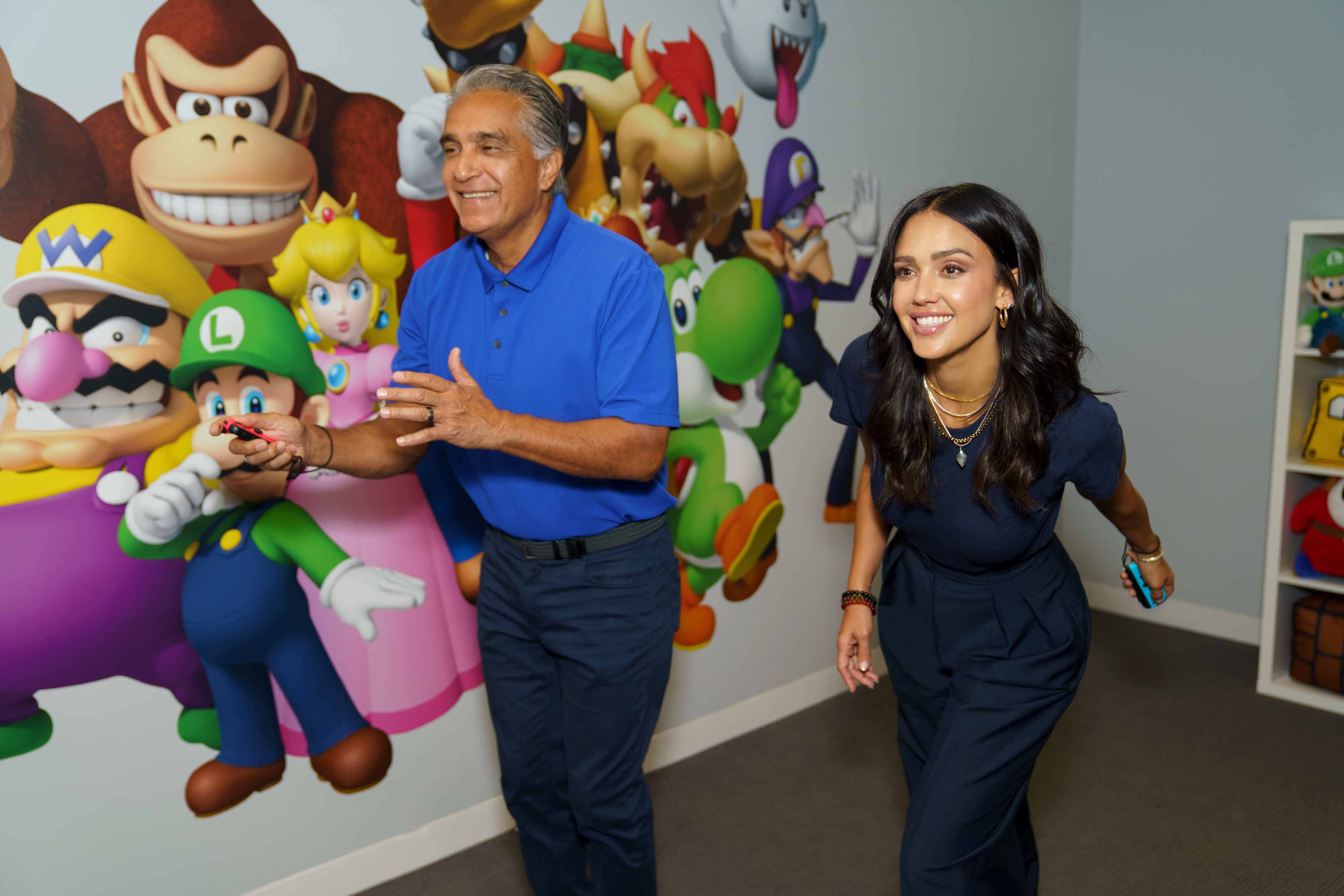 Jessica Alba and her father playing Nintendo Switch Sports