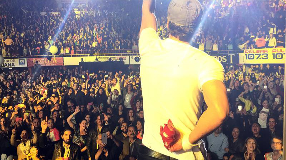 Enrique Iglesias Recovering from Drone Injury During Concert - Music ...