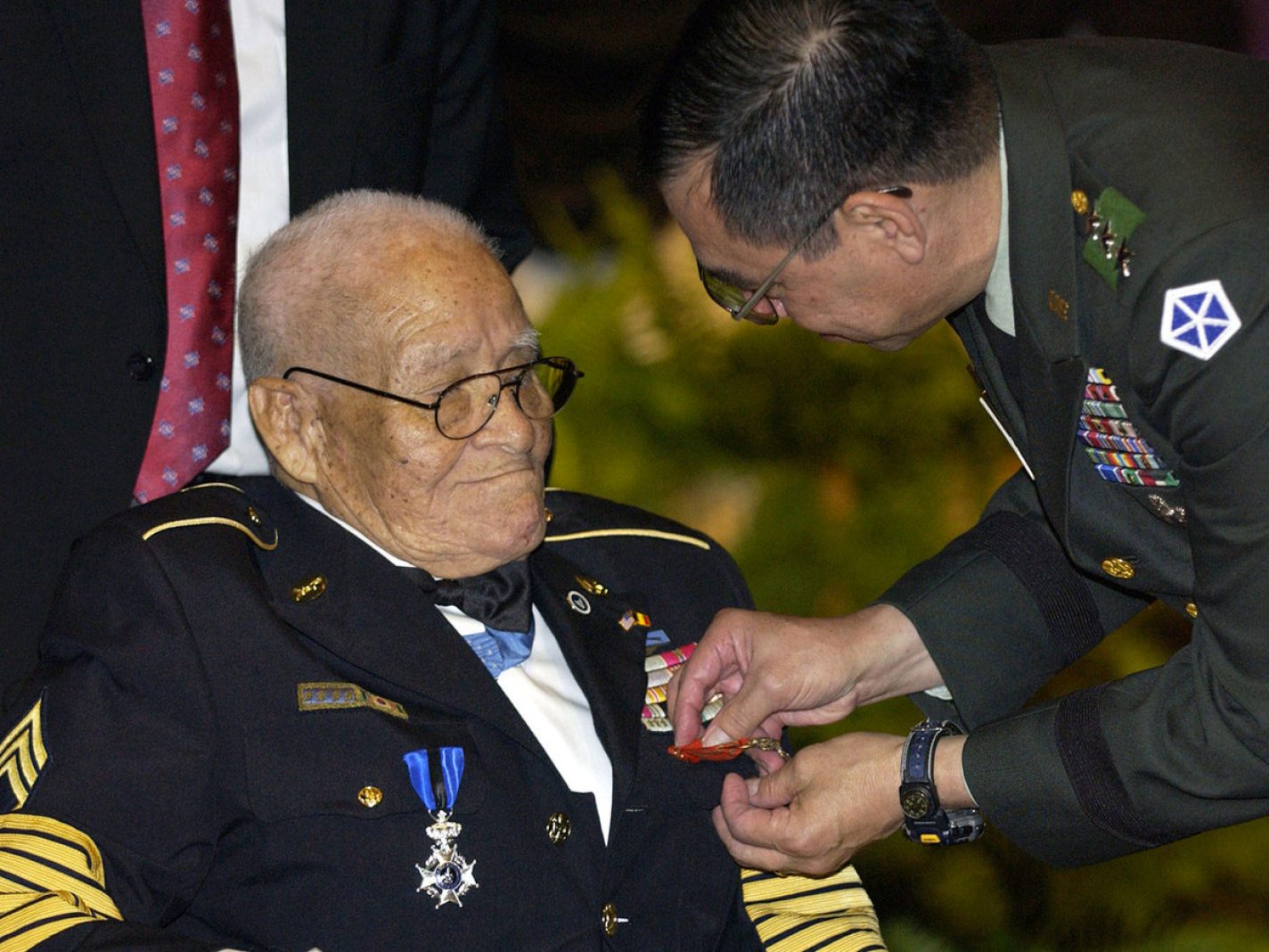 do medal of honor recipients have to retire