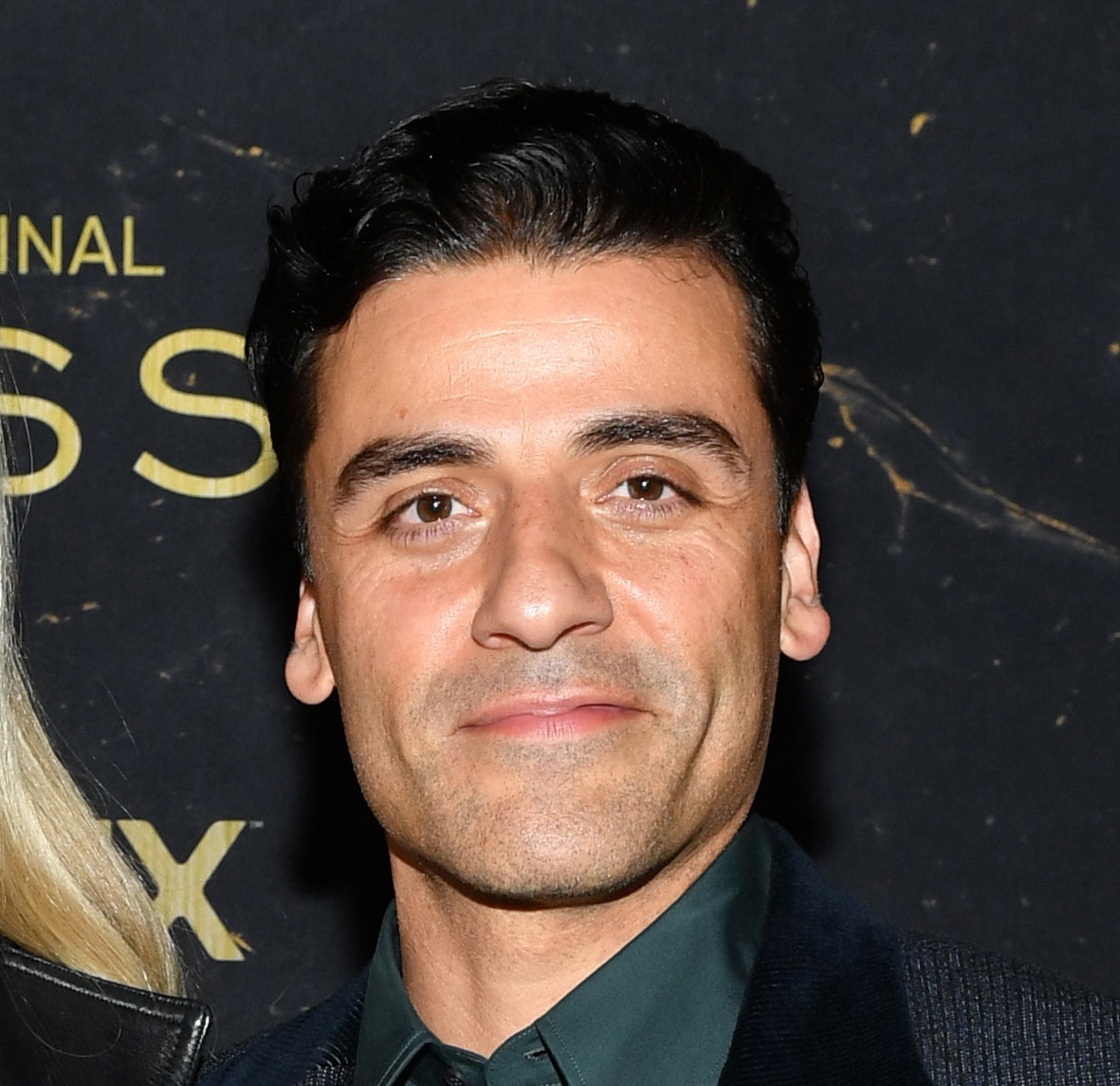 Watch Oscar Isaac Went To Gay Bar For Rupaul S Drag Race Viewing Party