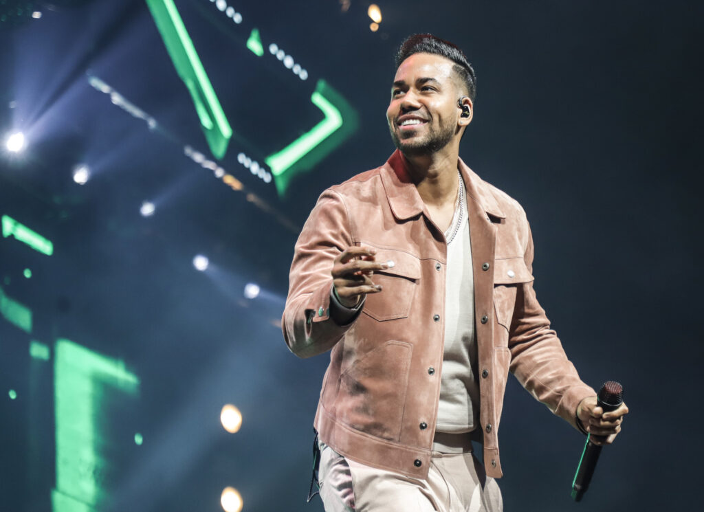 2022 Latin GRAMMYs: Romeo Santos Gets A Buzz On With Captivating Bebo  Performance