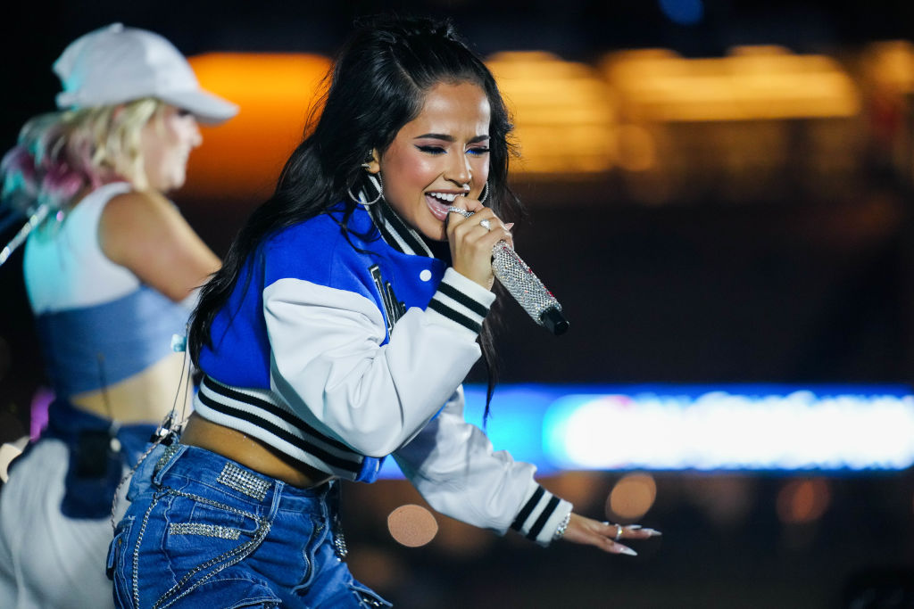 Becky G reencontrándose con Bad Bunny en el estadio de los Dodgers en Los  Ángeles. 💙, By Becky G México