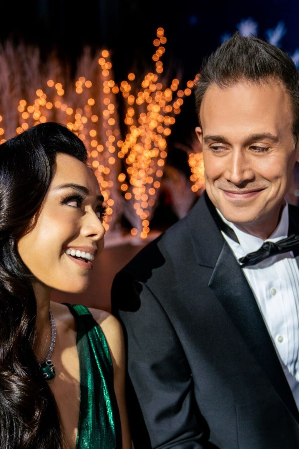 Christmas With You. (L to R) Aimee Garcia as Angelina, Freddie Prinze Jr as Miguel in Christmas With You. Cr. Jessica Kourkounis/Netflix © 2022.