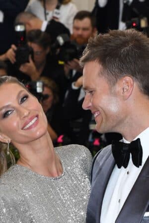 TOPSHOT - Tom Brady (R) and Gisele Bundchen arrive for the Costume Institute Benefit on May 1, 2017, at the Metropolitan Museum of Art in New York. / AFP PHOTO / ANGELA WEISS (Photo credit should read ANGELA WEISS/AFP via Getty Images)