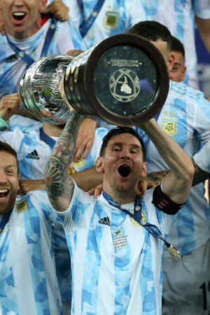 RIO DE JANEIRO, BRAZIL - JULY 10: Lionel Messi of Argentina lifts the trophy with teammates after winning the final of Copa América Brazil 2021 between Brazil and Argentina at Maracana Stadium on July 10, 2021 in Rio de Janeiro, Brazil. (Photo by Alexandre Schneider/Getty Images)
