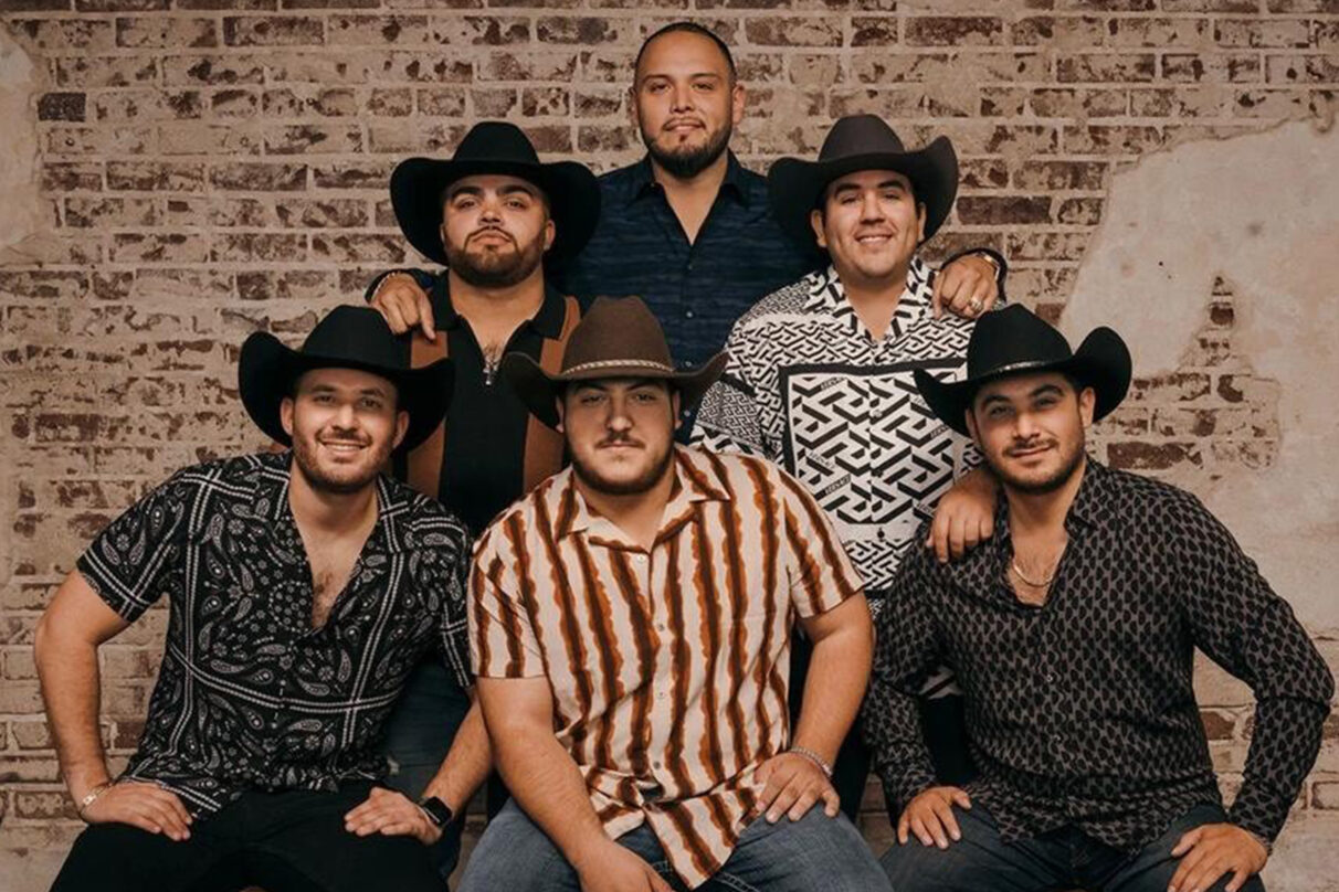 WATCH Grupo Frontera & Morat Perform “No Se Va” for the First Time