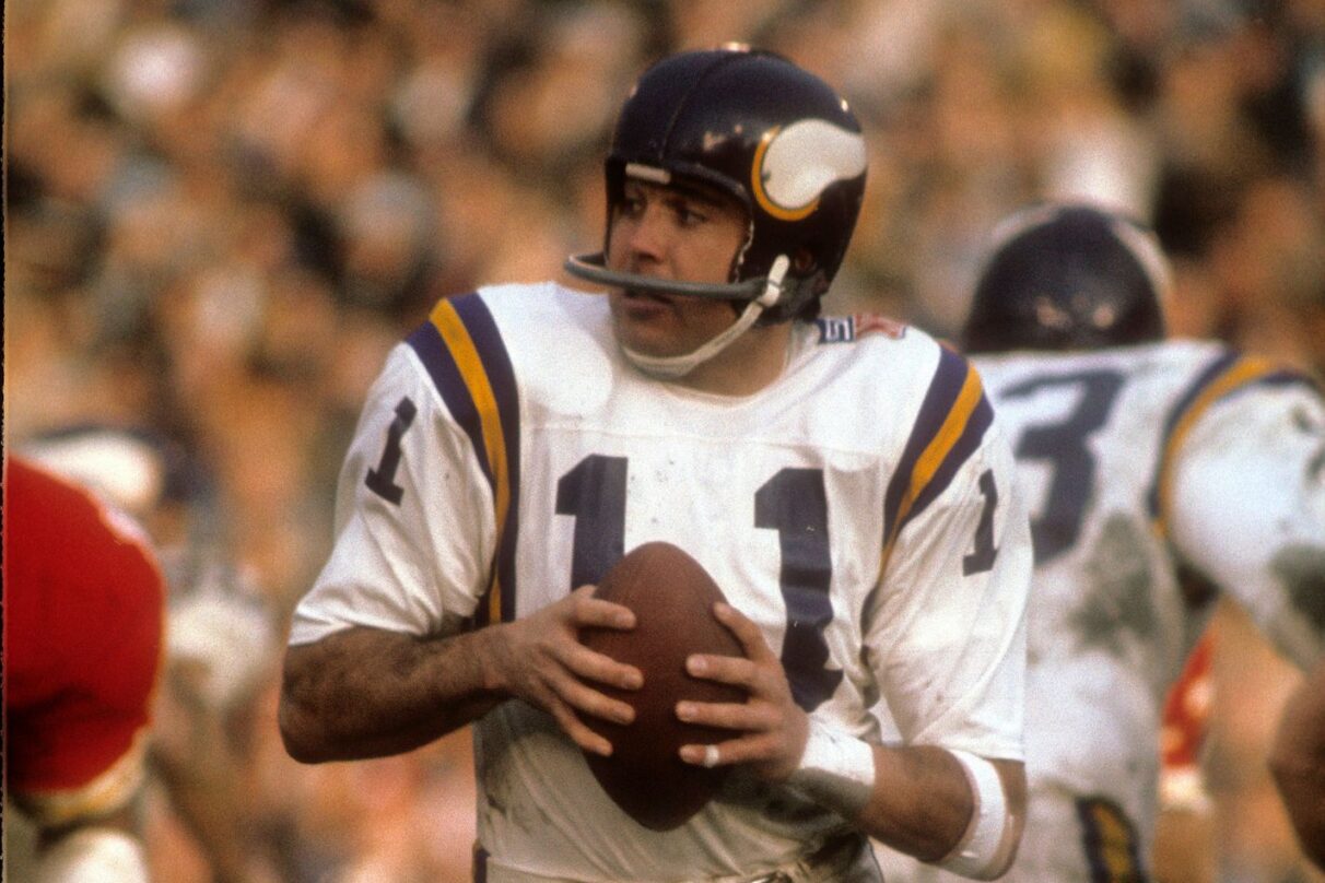 Joe Kapp, a history-making Latino football player, dies at 85