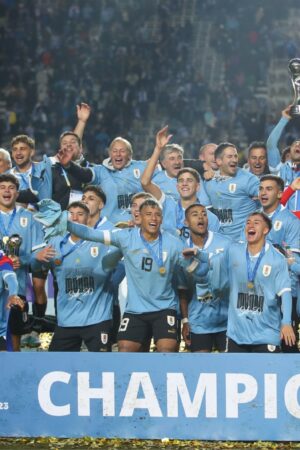 LA PLATA, ARGENTINA - JUNE 11: Uruguay squad celebrates with their trophy after winning the U20 World Cup against Italy during FIFA U-20 World Cup Argentina 2023 Final match between Final Italy and Uruguay at Estadio La Plata on June 11, 2023 in La Plata, Argentina. (Photo by Martín Fonseca/Eurasia Sport Images/Getty Images)