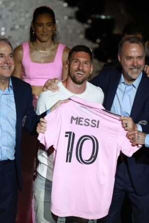 FORT LAUDERDALE, FLORIDA - JULY 16: (L-R) Managing Owner Jorge Mas, Lionel Messi, Co-Owner Jose Mas, and Co-Owner David Beckham pose during "The Unveil" introducing Lionel Messi hosted by Inter Miami CF at DRV PNK Stadium on July 16, 2023 in Fort Lauderdale, Florida. (Photo by Joe Raedle/Getty Images)