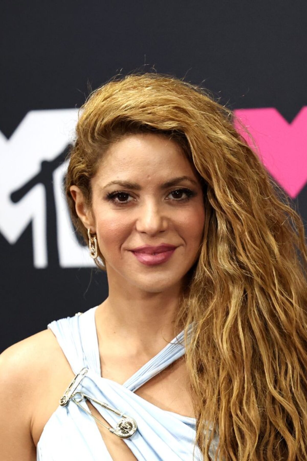 NEWARK, NEW JERSEY - SEPTEMBER 12: Shakira poses in the press room at the 2023 MTV Video Music Awards at Prudential Center on September 12, 2023 in Newark, New Jersey. (Photo by Jamie McCarthy/WireImage)