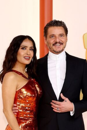 HOLLYWOOD, CALIFORNIA - MARCH 12: (L-R) Salma Hayek and Pedro Pascal (both Latine actors) attend the 95th Annual Academy Awards on March 12, 2023 in Hollywood, California. (Photo by Arturo Holmes/Getty Images )