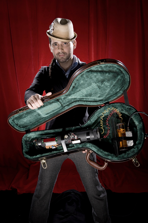calle13Eduardo guitar official