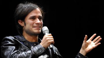 gael-garcia-bernal mic