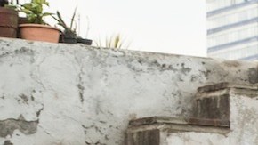 Bond (Daniel Craig) runs along the rooftops in pursuit of Sciarra in Mexico City in Metro-Goldwyn-Mayer Pictures/Columbia Pictures/EON Productions’ action adventure SPECTRE.