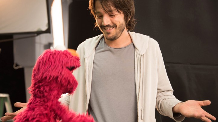 la-et-st-sesame-amigos-univision-sesame-street-20150729