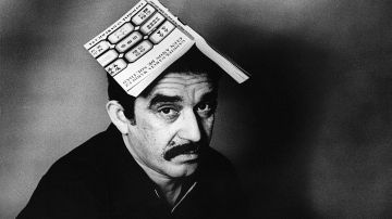 Gabriel García Marquéz with a copy of One Hundred Years of Solitude on his head