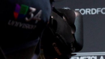 diego luna ambulante remezcla step and repeat