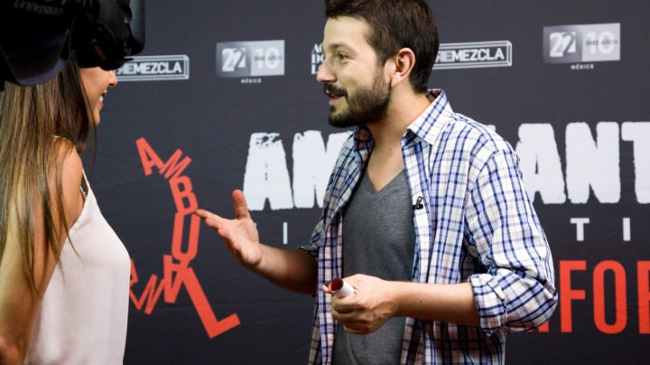 diego luna ambulante remezcla step and repeat