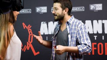 diego luna ambulante remezcla step and repeat