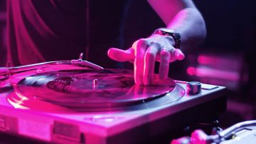 DJ
