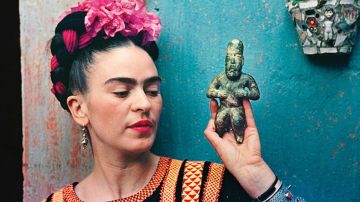 Nickolas Muray (American, born Hungary, 1892–1965). Frida with Idol, 1939. Carbon print, 11 1⁄4 × 16 1⁄4 in. (28.6 × 41.3 cm). Courtesy of Nickolas Muray Photo Archives. © Nickolas Muray Photo Archives