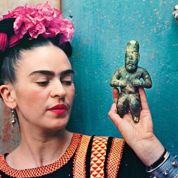 Nickolas Muray (American, born Hungary, 1892–1965). Frida with Idol, 1939. Carbon print, 11 1⁄4 × 16 1⁄4 in. (28.6 × 41.3 cm). Courtesy of Nickolas Muray Photo Archives. © Nickolas Muray Photo Archives