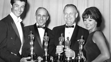 Oscar winners for 'West Side Story,' George Chakiris, left, Jerome Robbins, Robert Wise and Rita Morena, 1962. Photo: AP