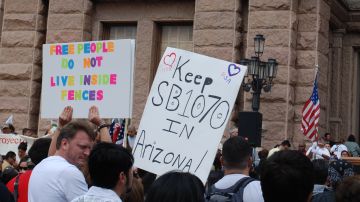 Creative Commons "At the Pushback Against Anti-Immigration Rally, Texas State Capitol, Austin TX” by Joe Wolf is licensed under CC BY 2.0