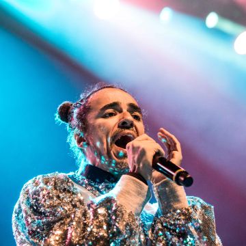 Cafe Tacvba lead singer Rubén Albarrán performing at Terminal 5 in New York City. Photo by Itzel Alejandra Martinez for Remezcla