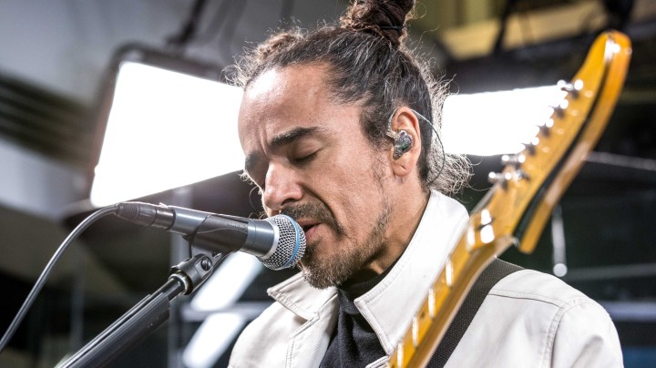 Rubén performing "Que No" at SiriusXM. Photo by Itzel Alejandra Martinez