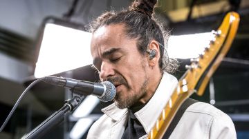 Rubén performing "Que No" at SiriusXM. Photo by Itzel Alejandra Martinez