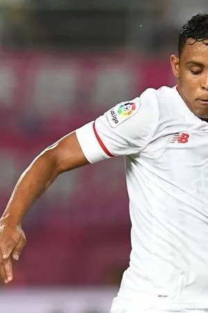 Luis Muriel of Sevilla FC is tackled by Hotaru Yamaguchi of Cerezo Osaka during a preseason friendly. Photo by Atsushi Tomura/Getty Images