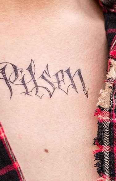 Felix Diaz with a 'Pilsen' temporary tattoo at Ruido Fest 2017. Photo by Itzel Alejandra Martinez for Remezcla