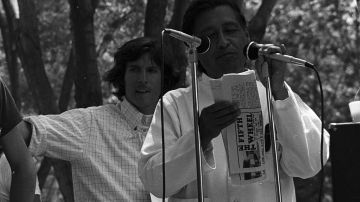 Cesar Chavez — speaking at the Delano UFW−United Farm Workers rally, in Delano, California (June 1974). CC BY 3.0, Link