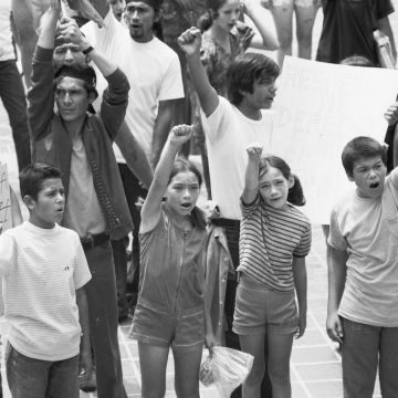 Photograph by Patricia Borjon-Lopez. La Raza Newspaper & Magazine Records. Courtesy of the photographer and the UCLA Chicano Studies Research Center