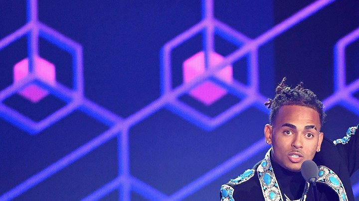 Ozuna accepts an award on stage at Univision's 'Premios Juventud' 2017. Photo by Rodrigo Varela / Stringer / Getty Images North America