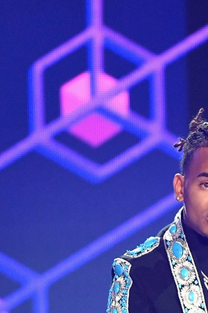 Ozuna accepts an award on stage at Univision's 'Premios Juventud' 2017. Photo by Rodrigo Varela / Stringer / Getty Images North America