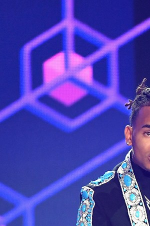Ozuna accepts an award on stage at Univision's 'Premios Juventud' 2017. Photo by Rodrigo Varela / Stringer / Getty Images North America