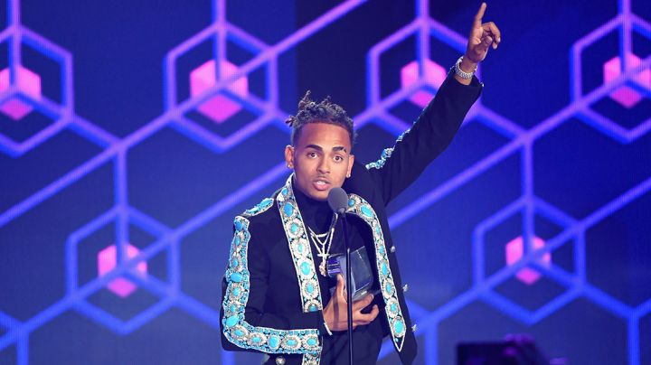 Ozuna accepts an award on stage at Univision's 'Premios Juventud' 2017. Photo by Rodrigo Varela / Stringer / Getty Images North America