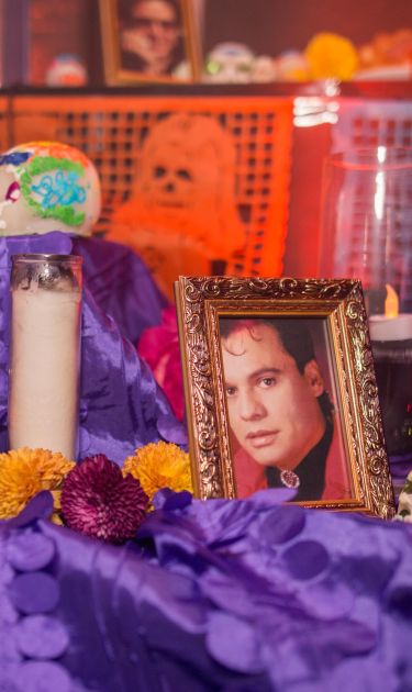 Día de muertos ofrenda. Photo by Redens Desrosiers for Remezcla