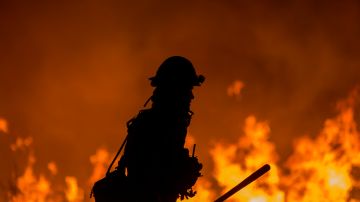 Firefighters use drip torches to set a backfire at night in an effort to make progress against the Thomas Fire before the winds return with the daylight near Lake Casitas. Photo by David McNew/Getty Images News