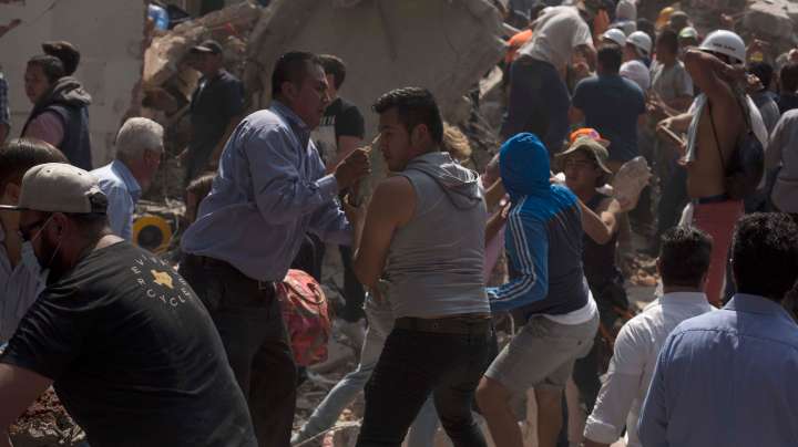 MEXICO CITY, MEXICO - SEPTEMBER 19: Rescuers work in the rubble after a magnitude 7.1 earthquake struck on September 19, 2017 in Mexico City, Mexico. The earthquake caused multiple fatalities, destroyed buildings and knocked out power throughout the capital. (Photo by Rafael S. Fabres/Getty Images)