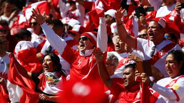 Peru fans sing ahead of the 2018 FIFA World Cup Qualifier match between the New Zealand All Whites and Peru at Westpac Stadium on November 11, 2017 in Wellington, New Zealand.  (Photo by Hannah Peters/Getty Images)