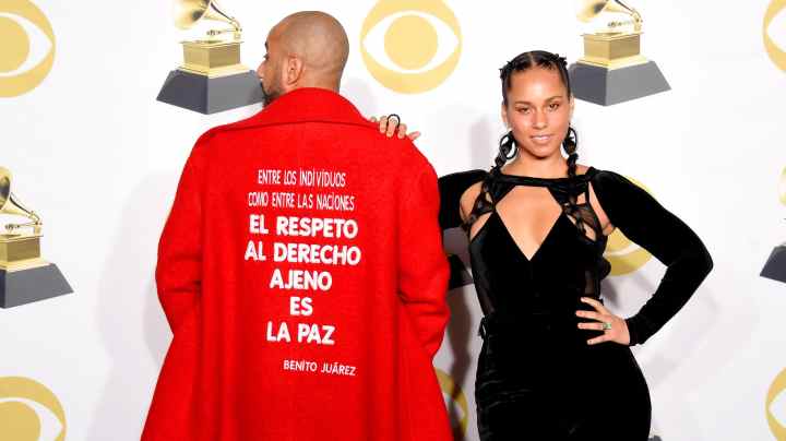 Recording artists Swizz Beatz (L) and Alicia Keys pose in the press room during the 60th Annual GRAMMY Awards at Madison Square Garden on January 28, 2018 in New York City. (Photo by Michael Loccisano/Getty Images for NARAS)