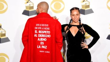Recording artists Swizz Beatz (L) and Alicia Keys pose in the press room during the 60th Annual GRAMMY Awards at Madison Square Garden on January 28, 2018 in New York City.  (Photo by Michael Loccisano/Getty Images for NARAS)