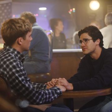 THE ASSASSINATION OF GIANNI VERSACE: AMERICAN CRIME STORY Pictured: Cody Fern as David Madson, Darren Criss as Andrew Cunanan. Photo by Ray Mickshaw. Courtesy of FX