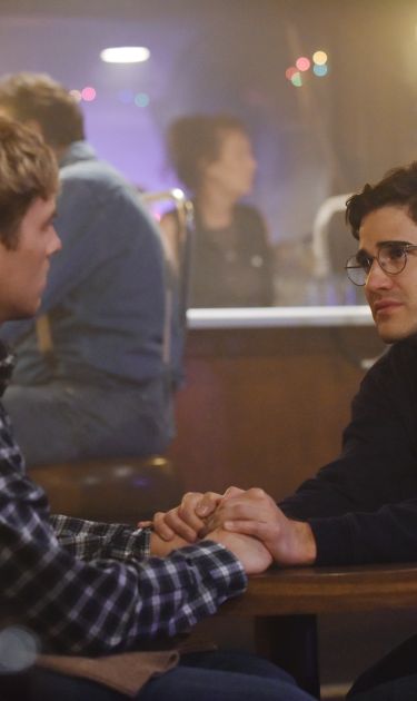THE ASSASSINATION OF GIANNI VERSACE: AMERICAN CRIME STORY Pictured: Cody Fern as David Madson, Darren Criss as Andrew Cunanan. Photo by Ray Mickshaw. Courtesy of FX