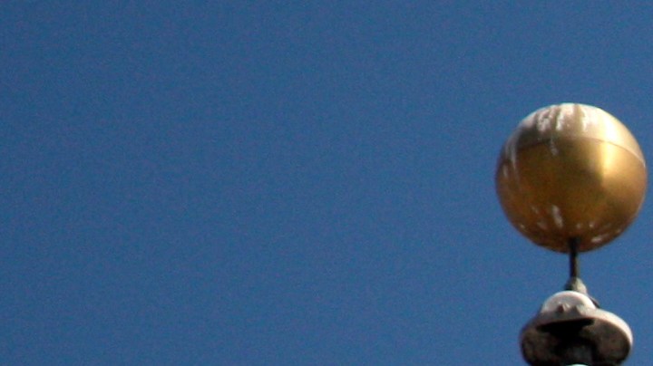 Creative Commons "The flag of California, flying at San Francisco City Hall, California" by Makaristos is in the public domain