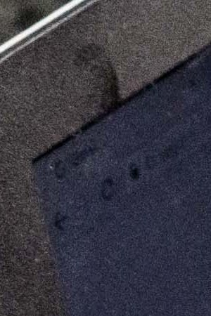 A volunteer helps Santiago Sánchez with email affairs at Poch@ House. Photo by Daniel M. Torres for Remezcla